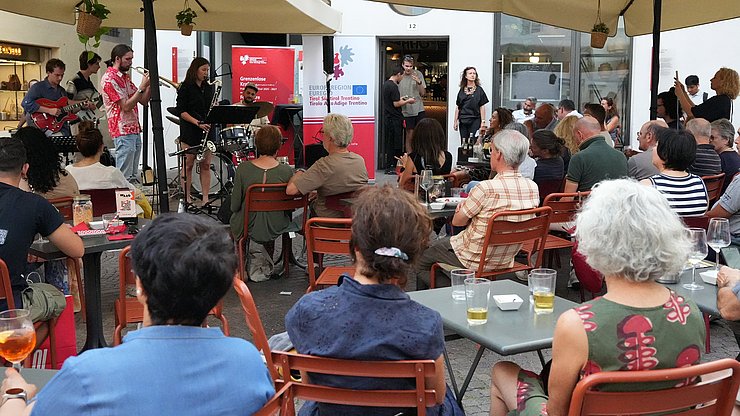 Euregio/Armin Gluderer Im Rahmen der Euregio-Kulturdonnerstage fand gestern abend ein "grenzenloses" Jazzkonzert vor dem Waaghaus am Kornplatz in Bozen statt