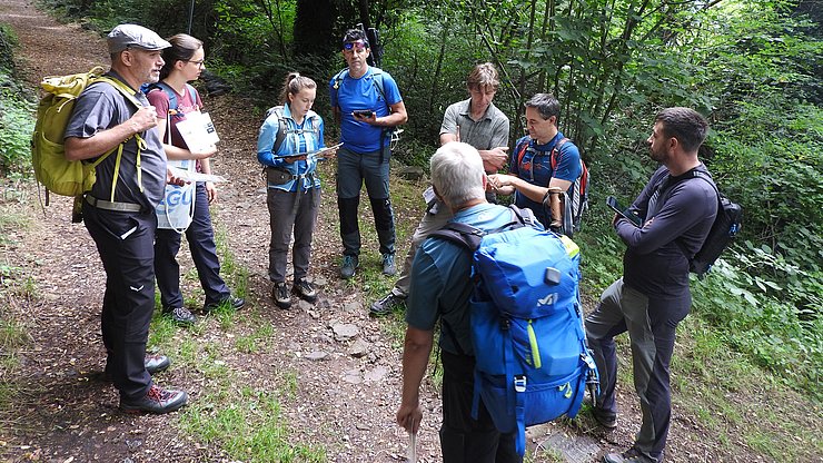 Test pratico in Trentino: trovano conferma i risultati della modellizzazione GIS sul terreno? Un nutrito gruppo di partecipanti, tra cui anche rappresentanti della Società degli Alpinisti Tridentini (SAT), valuta sul posto i livelli di conseguenza. 