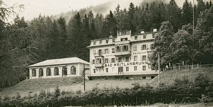 © Fotografo: Adolf Stefsky; Collezione del Comune di Lienz, Archivio del Museo Schloss Bruck – TAP Dal 1843/44 esiste a Bad Weitlanbrunn presso Sillian il moderno e rinomato hotel con stabilimento balneare della famiglia Jesacher. Qui una foto del 1925.