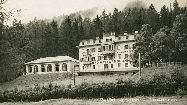 Seit 1843/44 besteht in Bad Weitlanbrunn bei Sillian das moderne beliebte Hotel samt Badehaus der Familie Jesacher, hier eine Aufnahme von 1925 