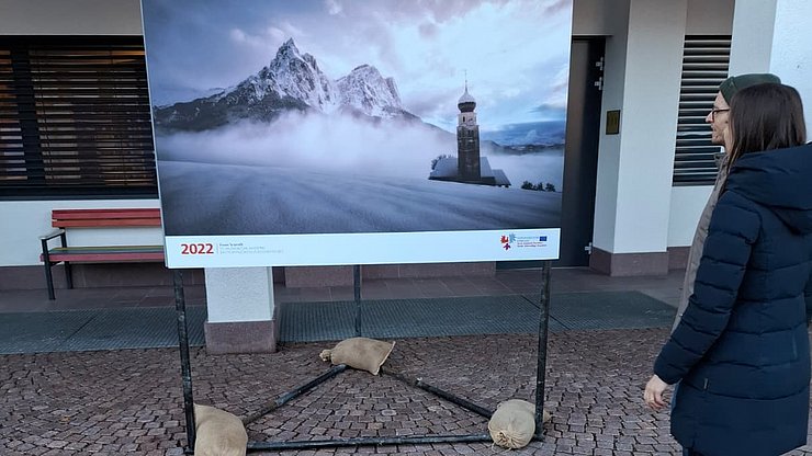 Wanderausstellung in Vahrn: Alle bisherigen zehn Titelbilder des Euregio-Kalenders sind derzeit in Vahrn zu sehen