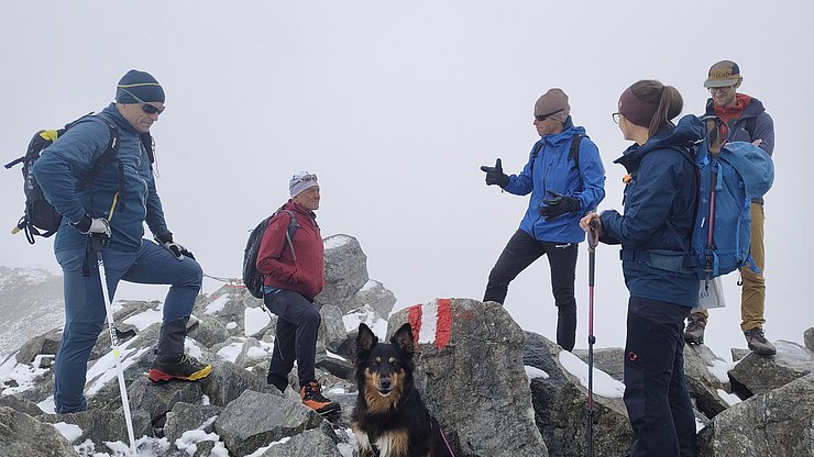 Nel territorio alpino della vale Ötztal: gli stakeholder discutono dei fattori relativi alla difficoltà tecnica, alle conseguenze in caso di caduta e ai pericoli alpini. Rappresentati in loco: “Österreichische Alpenverein (ÖAV) e il Dipartimento Sportivo del Land Tirolo.