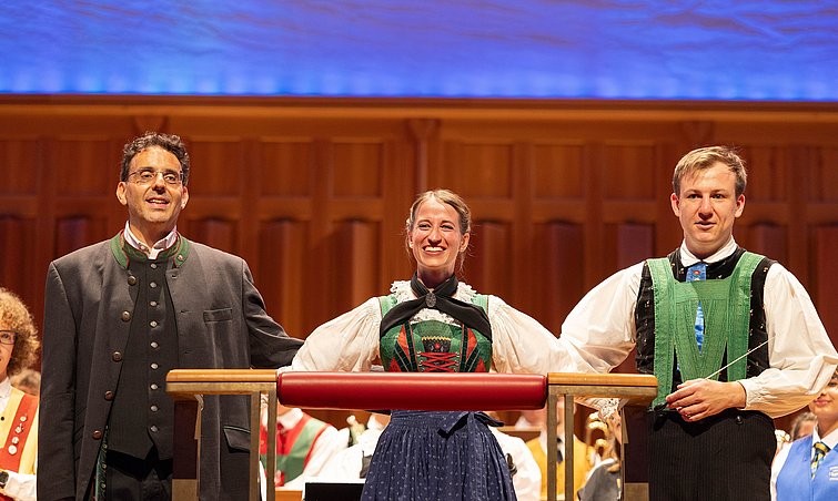Großer Applaus für die Dirigent:innen des Euregio-Jugendblasorchesters 2025: (vl) Franco Puliafito (Trentino), Manuela Lusser (Tirol) und Hannes Schrötter (Südtirol)