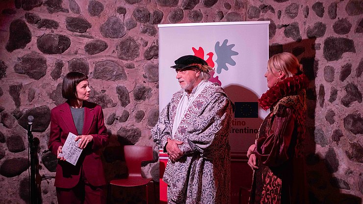 © LPA/Jacopo Coen Entführten in Claudia de' Medicis Welt vor 400 Jahren: (von links) Moderatorin Elisa Tappeiner, Illustrator Alessio Nalesini, Buchautorin Sabina Mair.