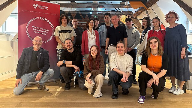© Bolzano Filmfestival Bozen/Arianna Ambrosetti Da sinistra a destra in piedi: Anton Lutz, Arnold Schnötzinger, Rita Maria Lupi, Adam Dalpiaz, Riccardo Sola, Christoph von Ach, Remo Steinle, Elena Pro, Stefania Pedrotti, Irene Egger. Da sinistra in ginocchio: Armin Gluderer, Willy Theil, Milla Isabel Pedron, Ida Lechner, Cristina Cerra.