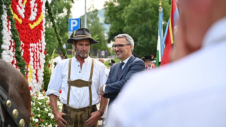 Begegnung der Euregio und des aktuellen Vorsitzlandes Südtirol mit der Bevölkerung: Südtirols Landeshauptmann Arno Kompatscher (r.) im Gespräch mit einem Festteilnehmer 