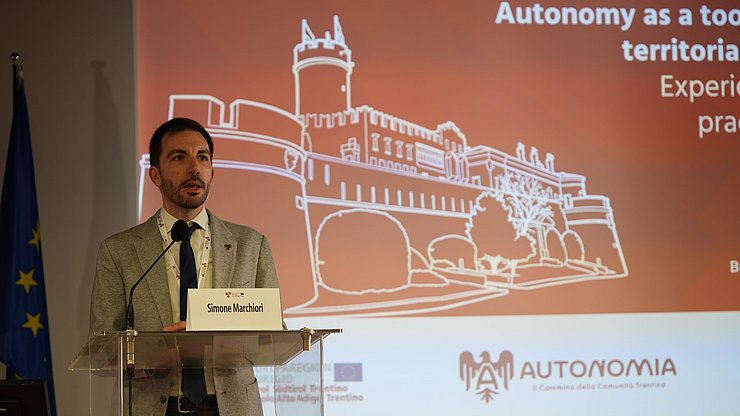 © Euregio/Armin Gluderer Der Trentiner Landesrat Simone Marchiori: Die Autonomie hat geholfen, ein Grenzgebiet in eine Brücke des Dialogs und Zusammenlebens zu verwandeln.