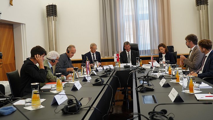 © Südtiroler Landtag Bei dem Arbeitstreffen waren neben den Landtagspräsidenten auch Europarechtsexperte Walter Obwexer und Landtagsfunktionäre anwesend.
