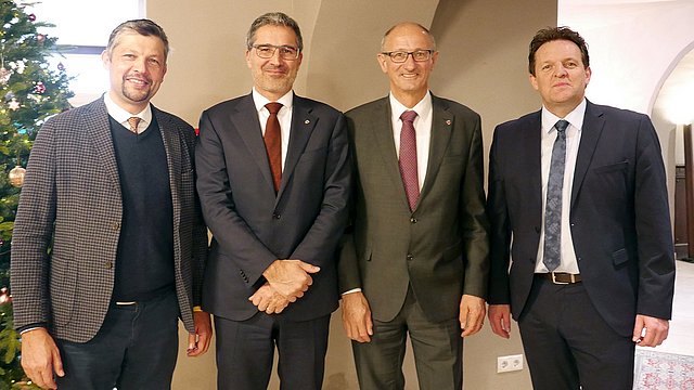 © ASP/Ingo Dejaco Oggi (9 dicembre) i presidenti del Tirolo, Anton Mattle (terzo da sinistra), e dell'Alto Adige, Arno Kompatscher (secondo da sinistra), si sono incontrati in Alto Adige assieme agli assessori alla Mobilità Renè Zumtobel (quarto da sinistra) e Daniel Alfreider (primo da sinistra).