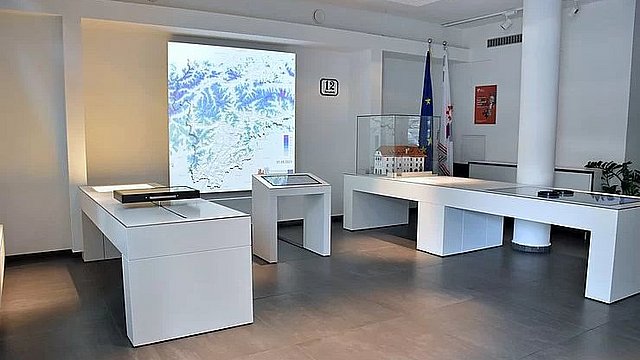 © Land Tirol/Feuersinger Die Ausstellung bietet viele Informationen rund um die Europaregion Tirol-Südtirol-Trentino.