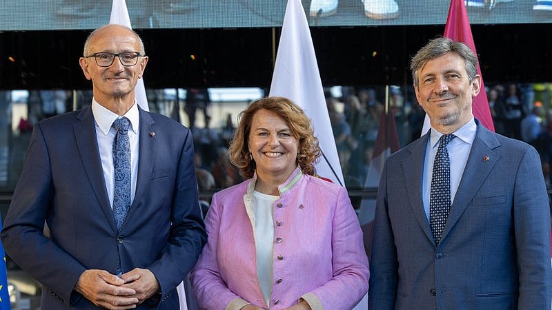 © USP/Bernhard Aichner Il presidente dell'Euregio e capitano del Tirolo Anton Mattle, insieme ai vicepresidenti delle rispettive Province Rosmarie Pamer (Alto Adige) e Achille Spinelli (Trentino), alla cerimonia di consegna del premio “Prestazione d'eccellenza - il volontariato giovanile” al NOI Techpark di Bolzano.