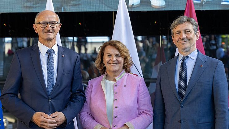 © USP/Bernhard Aichner Il presidente dell'Euregio e capitano del Tirolo Anton Mattle, insieme ai vicepresidenti delle rispettive Province Rosmarie Pamer (Alto Adige) e Achille Spinelli (Trentino), alla cerimonia di consegna del premio “Prestazione d'eccellenza - il volontariato giovanile” al NOI Techpark di Bolzano.