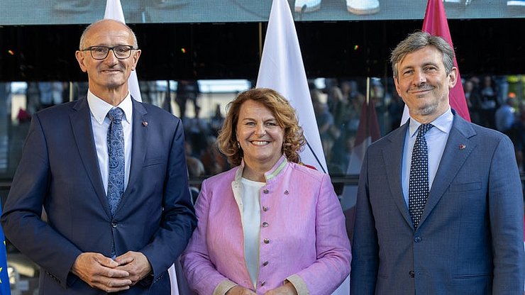© USP/Bernhard Aichner L presidënt dl’Euregio y cumandant dl Tirol Anton Mattle, la vizepresidënta dla Provinzia Autonóma de Bulsan Rosmarie Pamer y l vizepresidënt dla Provinzia Autonóma de Trënt Achille Spinelli.