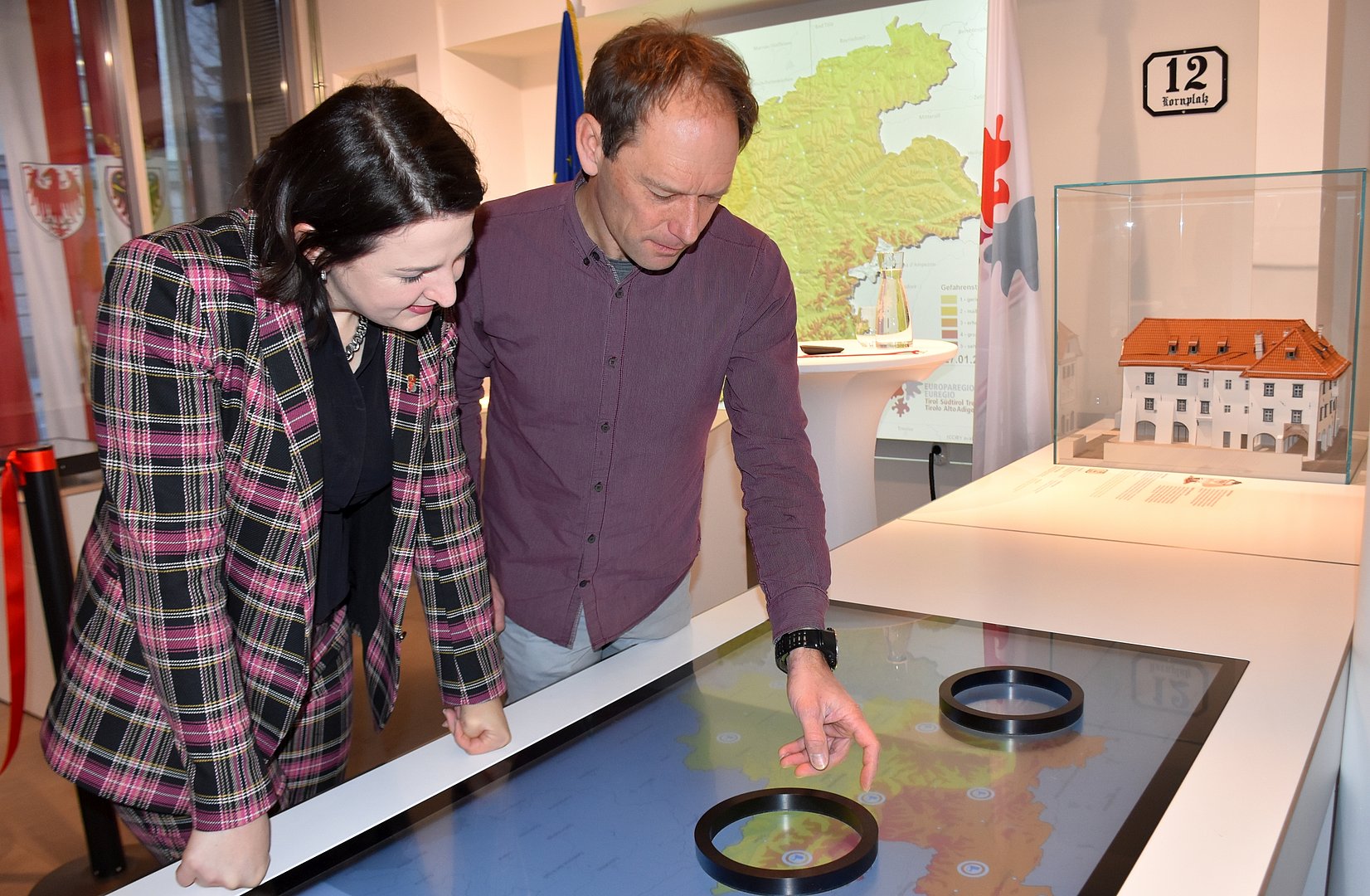 Presso l'Infopoint dell'Euregio a Innsbruck, una mostra interattiva permanente documenta il Rapporto valanghe dell'Euregio, che ha ormai cinque anni, e i principali eventi valanghivi dalla prima guerra mondiale. 