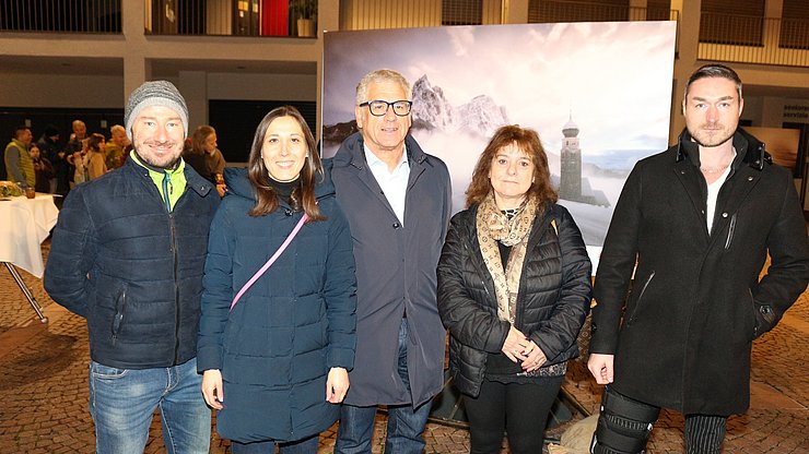 © Walter Kerer In foto da sinistra: Fabio de Villa Palù (fotografo di copertina 2026), Silvia Ramoser, (responsabile di progetto) Andreas Schatzer (sindaco di Varna), Giuseppina Baù (fotografa calendario 2026), Ennio Scarcelli (fotografo di copertina 2022 di Varna).