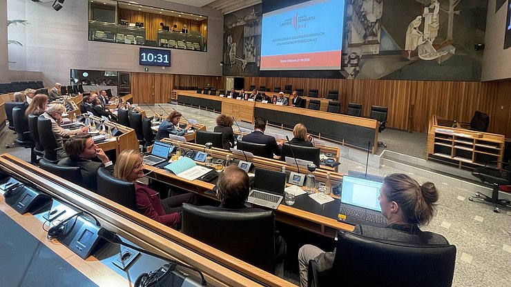 La Commissione interregionale del Dreier-Landtag, incaricata di preparare la seduta congiunta dei Consigli provinciali dell’Alto Adige, del Tirolo e del Trentino, si è riunita oggi a Bolzano.