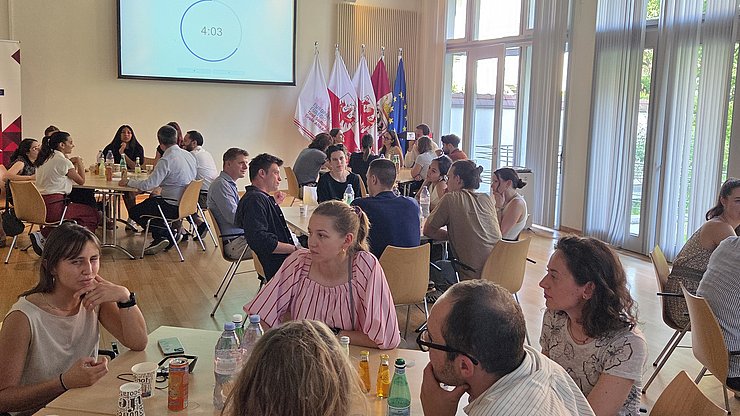 Euregio-Cafè: alcuni giovani che si occupano professionalmente di tematiche europee a Bruxelles hanno fornito consigli e informazioni su come entrare nel mondo del lavoro europeo.