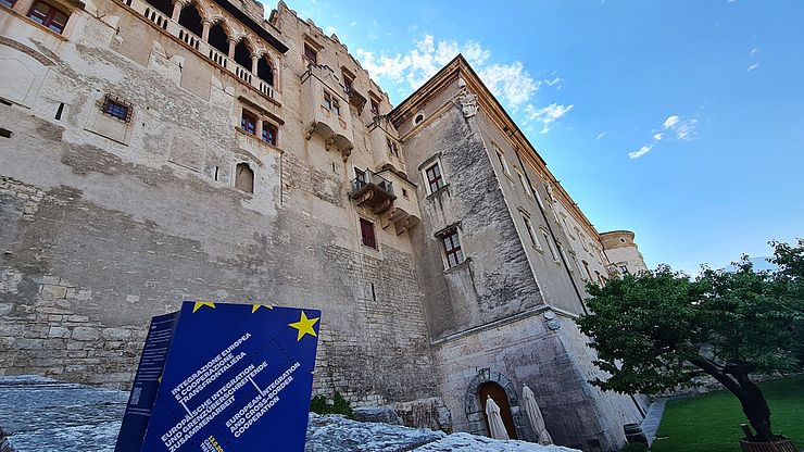 Con il convegno odierno "Integrazione europea e cooperazione transfrontaliera" tenutosi a Trento, al Castello del Buonconsiglio, si è conclusa una serie di colloqui con i quali l'Euregio ha commemorato l'anniversario dell'Autonomia