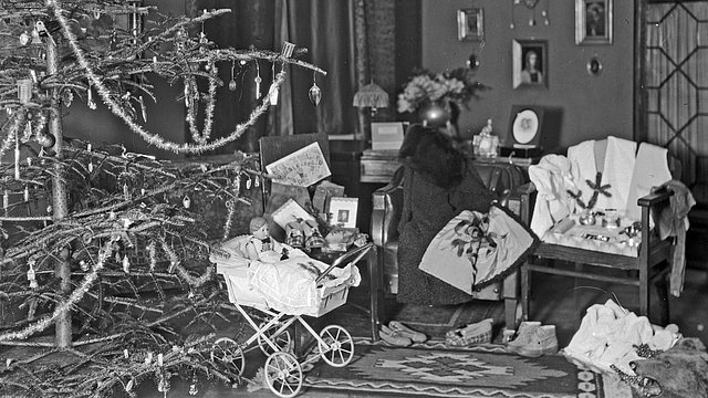 © Erich Kneußl; Collezione Kneußl – TAP Uno sguardo in un soggiorno di Lienz a Natale, intorno al 1930: sulla sinistra si vede un albero di Natale.