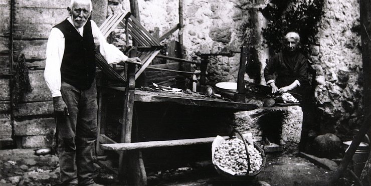 Lavorazione artigianale della seta. Trentino, primi del '900