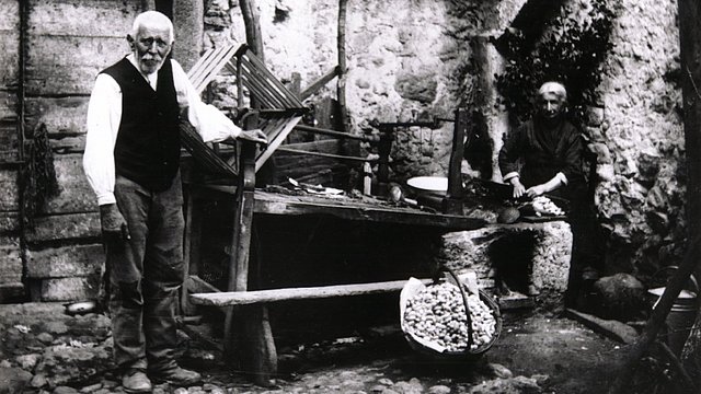 © Fondazione Museo storico del Trentino Lavorazione artigianale della seta. Trentino, primi del '900