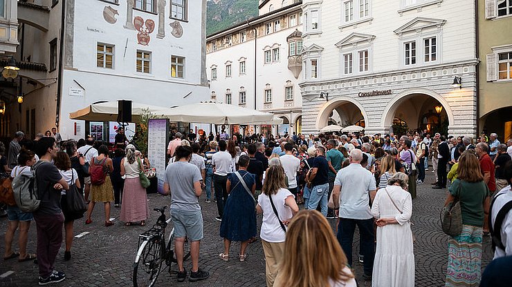 © Südtiroler Landtag Auch bei der 4. Station am Kornplatz vor dem Euregio-Waaghaus wurde von den Schauspielerinnen Arianna Scommegna und Johanna Porcheddu sowie dem Schauspieler Mirko Costa ein Teil des „Gedichts von Erde und Wasser“ von Francesco Nicolini gespielt.