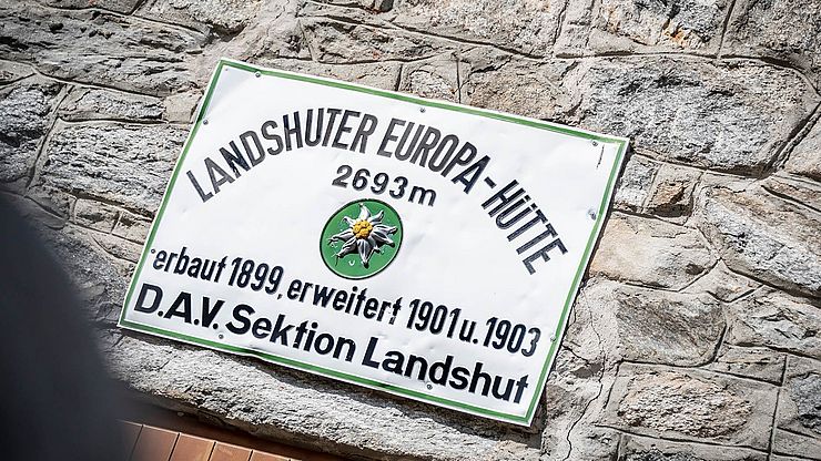 Il rifugio fu costruito dalla sezione di Landshut dell'Alpenverein tedesco nel 1899. 