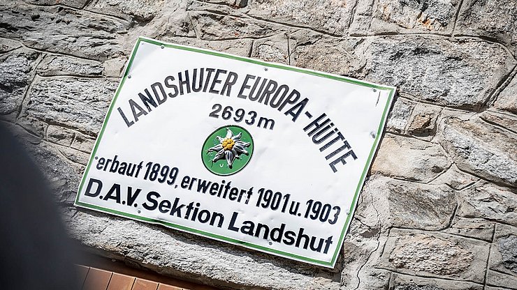 Die Europahütte wurde von der DAV-Sektion Landshut 1899 erbaut, als Europahütte soll sie Beispiel für die grenzüberschreitende Zusammenarbeit im europäischen Geiste sein