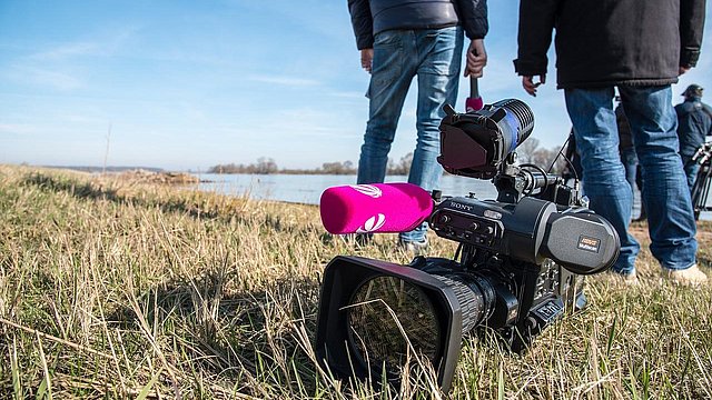 © Pixabay/Ehrecke Due persone con una telecamera.