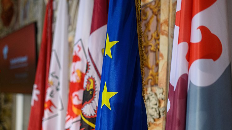 © Land Tirol/Franz Oss Europa-Fahne mit Euregio-Fahnen