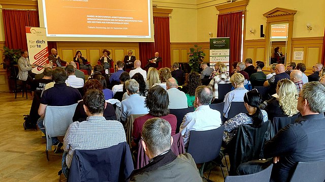 [Translate to Italiano:] Die Herausforderungen und Perspektiven im Handel in der Euregio Tirol-Südtirol-Trentino standen im Mittelpunkt eines Runden Tisches, der gestern im Kulturzentrum Gustav Mahler in Toblach stattfand.