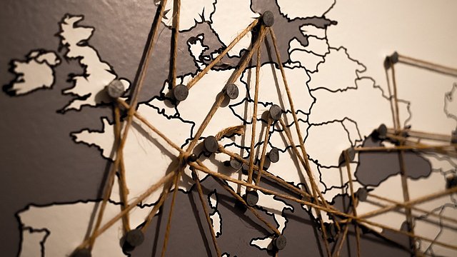 © Pixabay/TheAndrasBarta Immagine di una carta geografica dell’Europa con spago e spilli a simulare la connettività della regione.