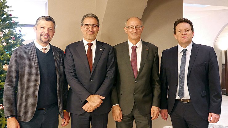 Die Vertreter von Tirol und Südtriol (im Bild bei einem Treffen vom 9. Dezember 2022): (v.l.) Landsrat Daniel Alfreider, Landeshauptleute Arno Kompatscher, Anton Mattle, Verkehrslandesrat Renè Zumtobel 