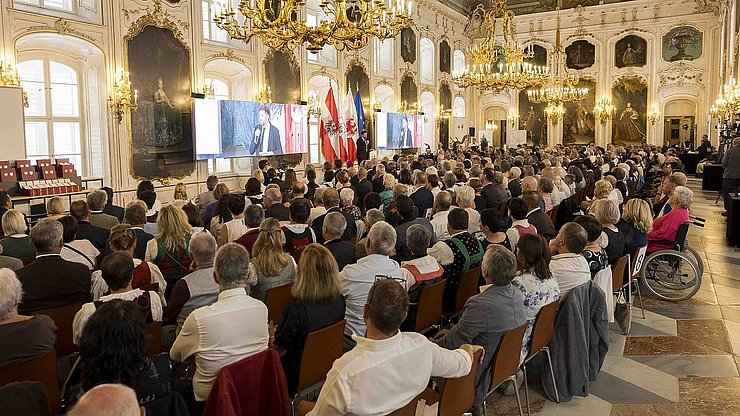 Nel Riesensaal della Hofburg di Innsbruck, il Tirolo e l'Alto Adige hanno onorato cittadini con meriti speciali.