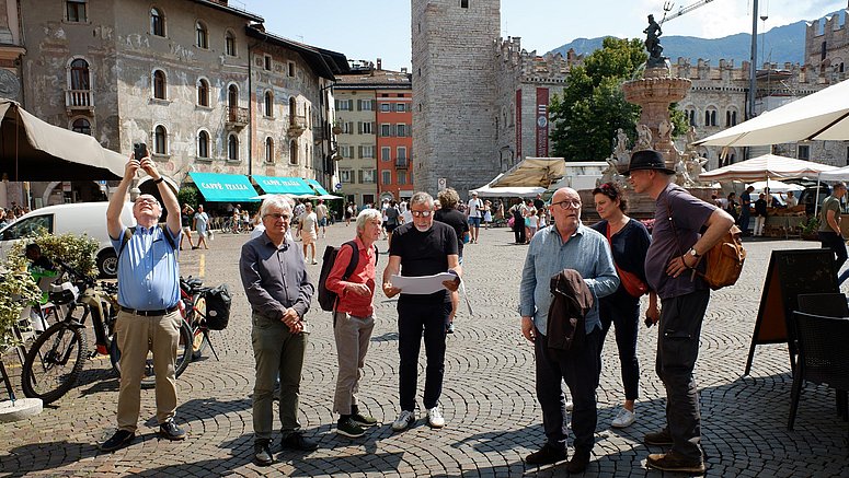 Die Baukulturpreis-Jury bewertete die eingereichten Projekte (im Bild v. l.): Walter Hauser (Mitglied der Steuerungsgruppe Tirol), Fabio Campolongo (Mitglied der Steuerungsgruppe Trentino), Jurorin Rita Illien, Architekt Alberto Winterle, Juror Armando Ruinelli, Diana Ortner (Mitglied der Steuerungsgruppe Tirol) und Juror Jürg Conzett. 