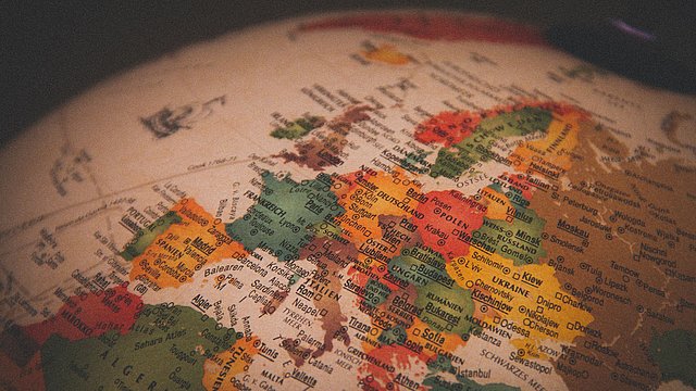 © Unsplash/Christian Lue Vintage Globus