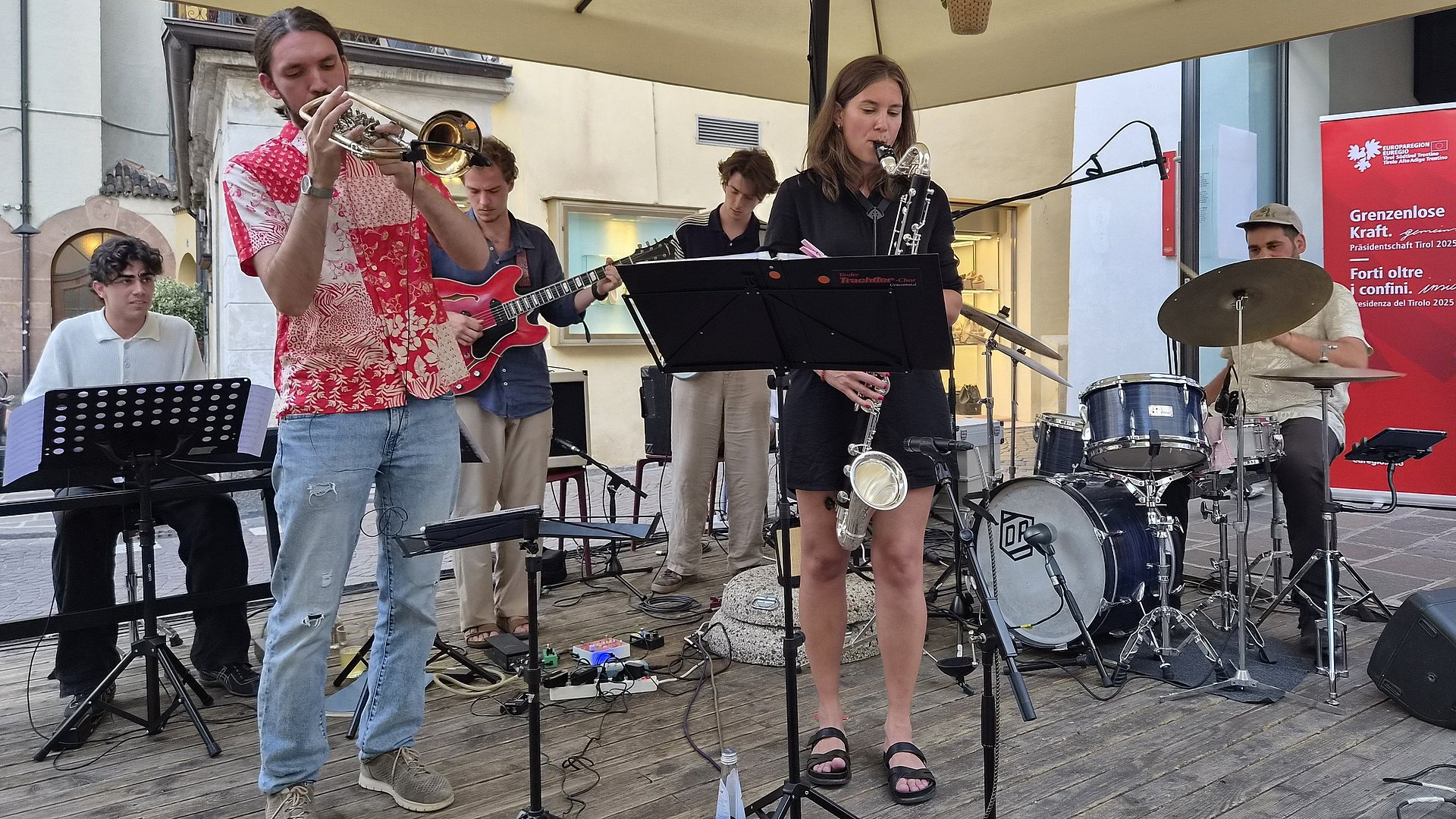 © Euregio/Armin Gluderer “Acquarius Euregian Comets”: sei talenti musicali emergenti provenienti da tutta l’Euregio hanno fatto tremare Piazza del Grano