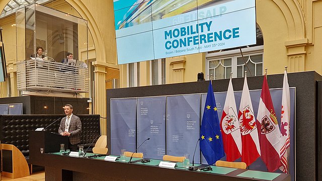 © LPA/Maurizio Di Giangiacomo Der Direktor des Ressorts für Mobilität Martin Vallazza betonte bei der Eusalp-Mobilitätskonferenz, dass sich die Südtiroler Prioritäten für nachhaltige Mobilität mit jenen des Arbeitsplans 2023–25 der Eusalp decken würden und stellte den Südtirolplan für die Mobilität von Morgen vor.