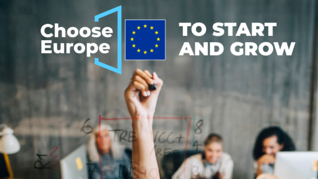 Una ragazza scrive su una lavagna di vetro con delle persone sullo sfondo che la osservano. In sovraimpressione il logo UE e la scritta “Scegli l'Europa, per innovare e crescere ”. 