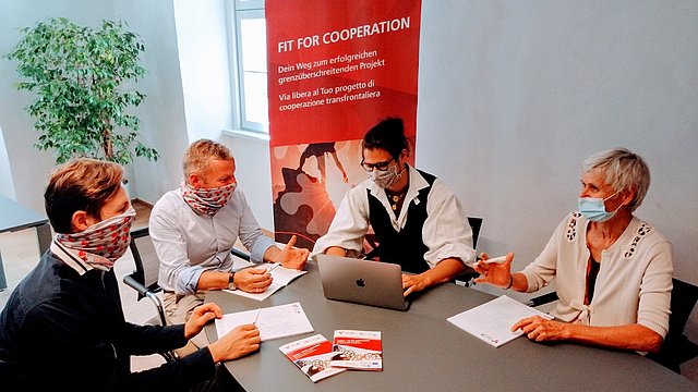 © Euregio Durante la pandemia Simon Mariacher (2° da destra), che oggi presiede il Club Alpbach Alto Adige, era un giovane volontario dell'Euregio nell'ambito del progetto "Fit4Co"