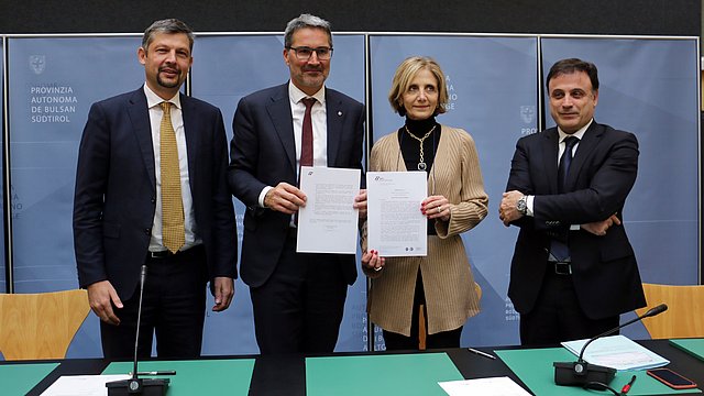 © ASP Approvato il progetto definitivo per il passante ferroviario della Val di Riga: l'assessore provinciale alla Mobilità, Daniel Alfreider, il presidente, Arno Kompatscher, la commissaria straordinaria RFI, Paola Firmi, e il rappresentante RFI Giuseppe Romeo mostrano il documento firmato