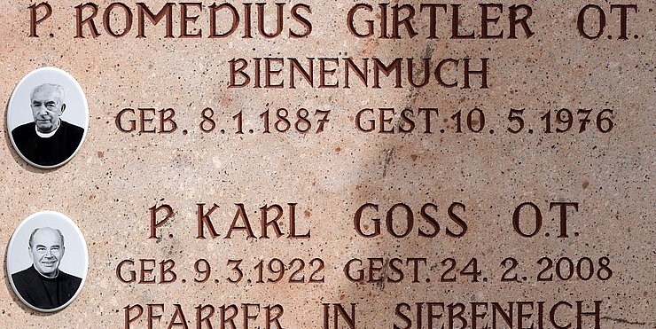 © ManfredK, CC BY-SA 4.0, via Wikimedia Commons, bearbeitet von mp Gedenktafel für den „Bienenmuch“ am Friedhof von Terlan/Siebeneich