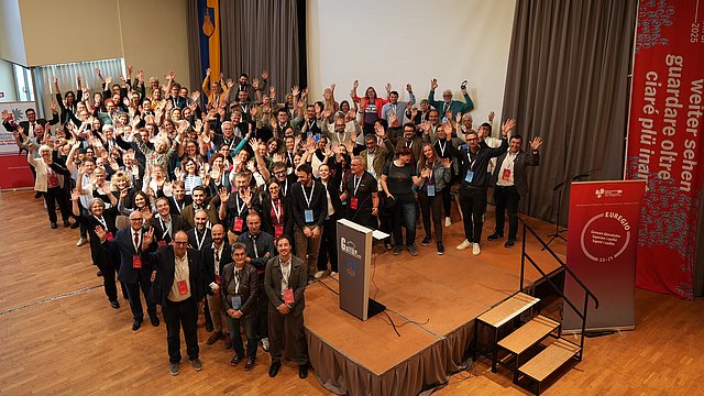 Euregio-Museumstag 2025 in Galtür: Rund 130 Museumsfachleute aus Tirol, Südtirol und dem Trentino beschäftigten sich mit Generationenwechsel und Ehrenamt in den Museen. 