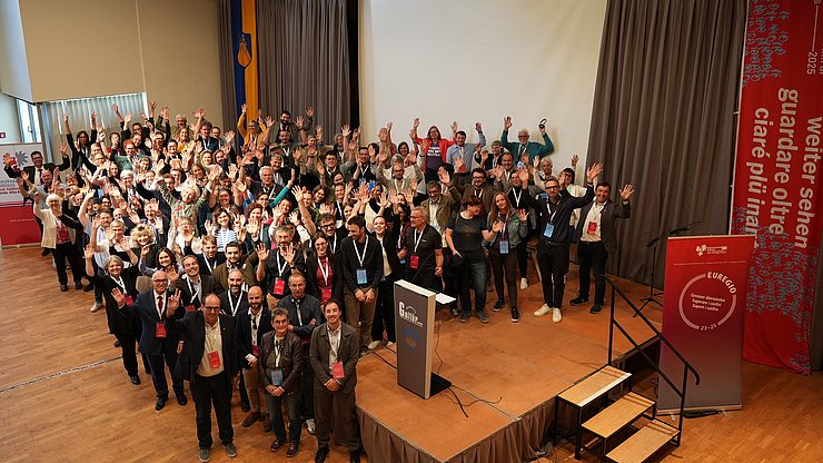 Giornata dei musei dell'Euregio 2025 a Galtür: circa 130 esperti museali provenienti dal Tirolo, dall'Alto Adige e dal Trentino hanno discusso del ricambio generazionale e del volontariato nei musei. 