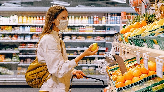 Frau, die im Supermarkt steht.