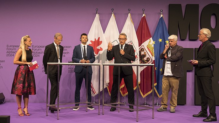 Tavola rotonda sull'IA con focus sui Comuni al Summit dell'Euregio: (da sinistra) la moderatrice Karin Gschnitzer, il professor Walter Obwexer (responsabile dell'EuregioLab), Maurizio Gianordoli (vicepresidente della Fondazione Bruno Kessler), Stefan Clara (sindaco di Amlach), Stefan Gasslitter (direttore generale di Informatica Alto Adige SpA) e il moderatore Dénes Széchényi
