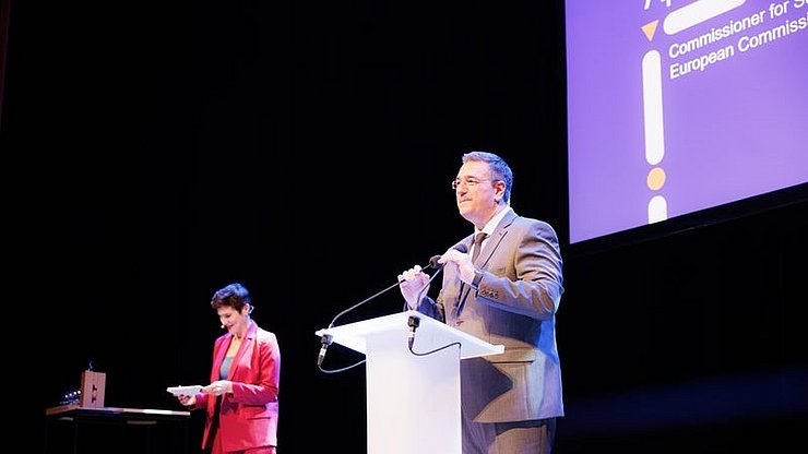 Der EU-Kommissar für nachhaltigen Verkehr und Tourismus, Apostolos Tzitzikōstas, hat die Entscheidung der Jury für den europäischen Preis „Mobility Action Awards 2025“ bekannt gegeben: den „Guest Pass Südtirol“.