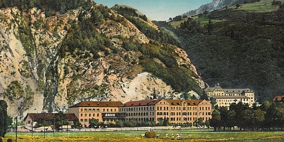 © foto e edizione di Jos. Sonnweber, fotografo, Imst, Tirolo, 1914 Il convento e l’edificio dell’ospedale delle Suore della Carità a Zams in una cartolina del 1914