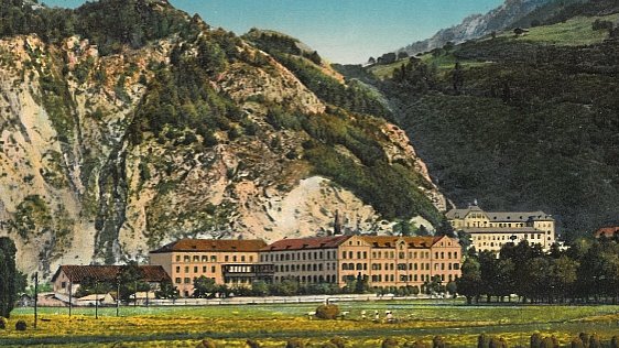 Das Kloster und und das Spitalsgebäude der Barmherzigen Schwestern in Zams auf einer Postkarte von 1914