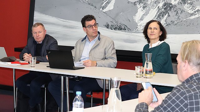 Kick-off-Veranstaltung zum Interreg-Projekt Cairos (von links): Euregio-Generalsekretär Christoph von Ach, Matthias Fink, Vertreter Tirols im Euregio Generalsekretariat, und die Direktorin des Landesamtes für Meteorologie und Lawinenwarnung Michela Munari